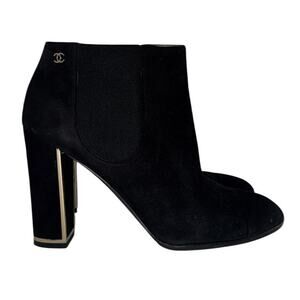 Chanel CC Logo Chelsea Black Suede Block Heel Boots Gold Logo Size 40